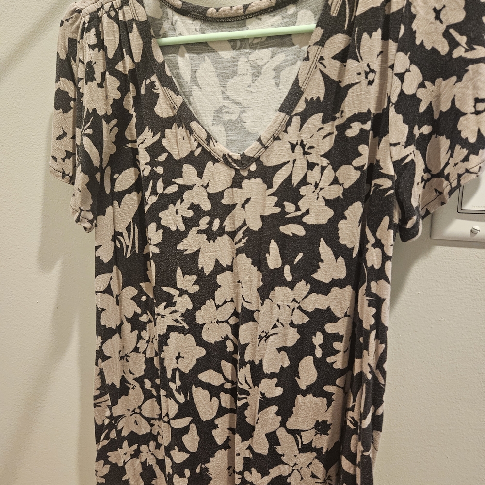 Women's Short Sleeve V-Neck Floral Tee in Beige and Black